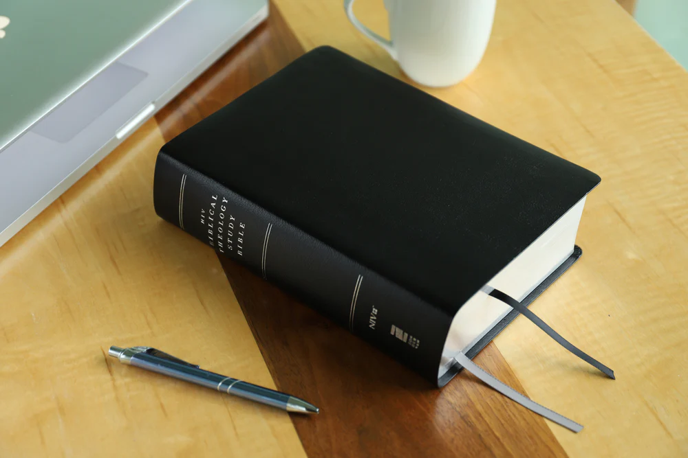 NIV, Biblical Theology Study Bible, Comfort Print: Follow God’s Redemptive Plan as It Unfolds throughout Scripture, Black - Image 3