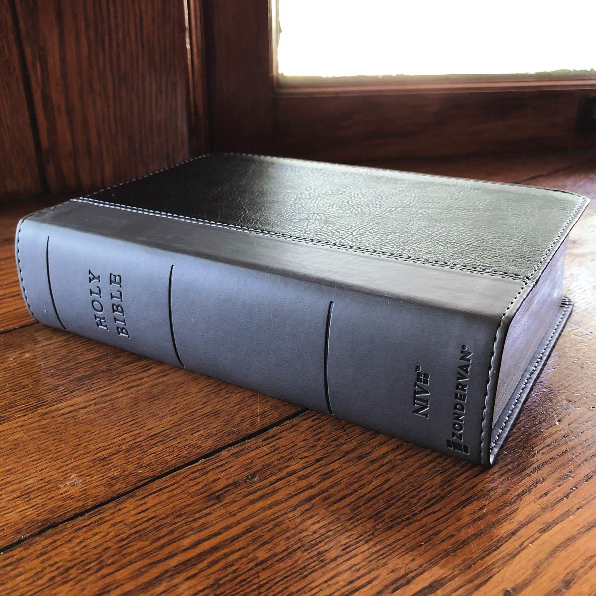 NIV, Giant Print Compact Bible, Red Letter Edition, Comfort Print, Black - Image 2