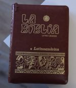 Biblia Latinoamérica de Lujo, Marrón, Letra Grande Con Indice e Cierre