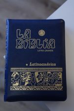 Biblia Latinoamérica de Lujo, Azul, Letra Grande Con Indice e Cierre